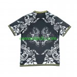 Camisolas de futebol Real Madrid Versace Edition Equipamento Principal Preto 2024/25 Manga Curta